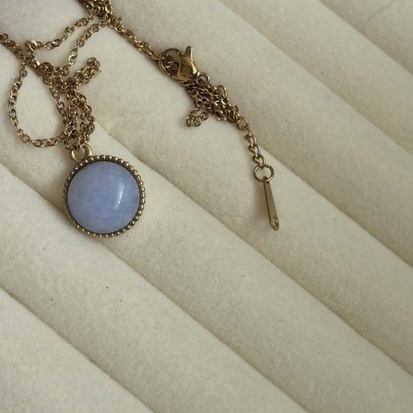 Elegant 18k GP and Blue Pendant Necklace - Picture 3 of 6